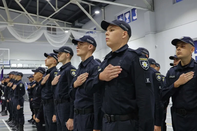 До скількох років беруть у поліцію України: закон і практика
