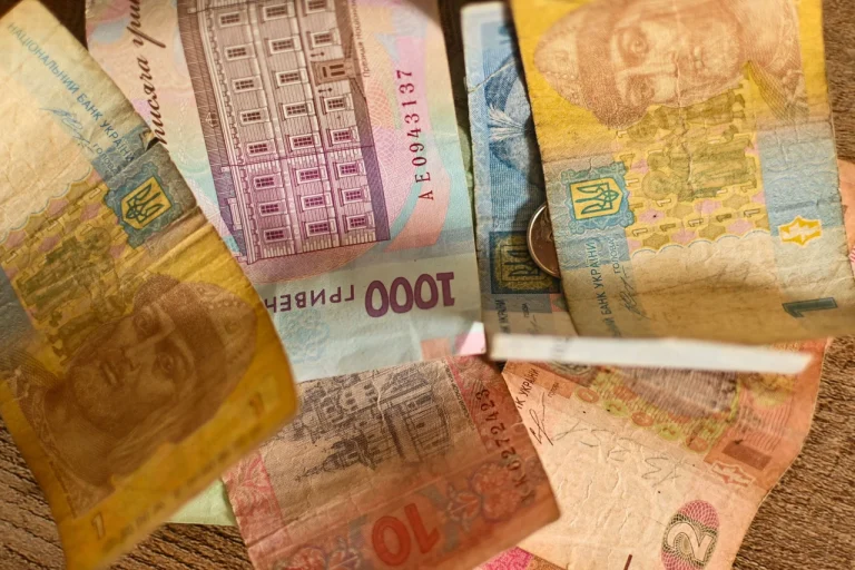 В який день найкраще віддавати гроші: традиції, енергія днів і практичні рішення